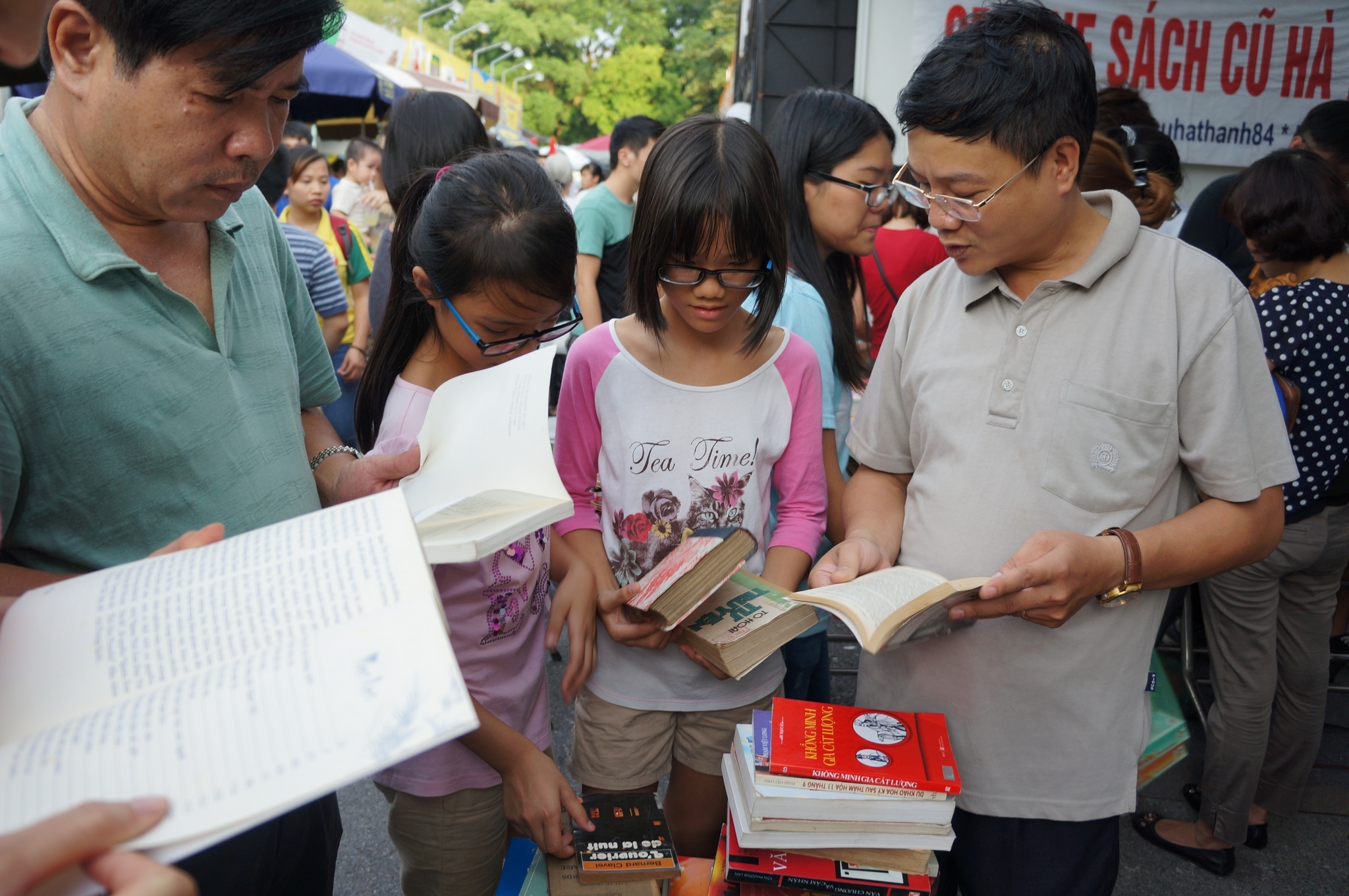 Sach cu hut khach trong ngay cuoi hoi sach o Hoang thanh hinh anh