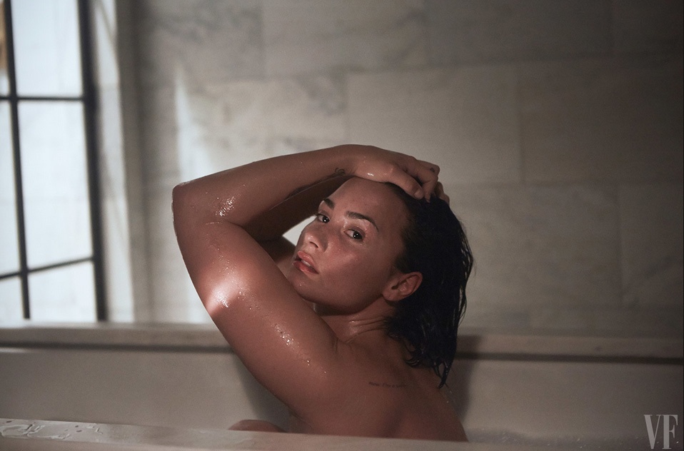 Demi Lovato lan thu 2 chup anh nude tren tap chi Vanity Fair hinh anh
