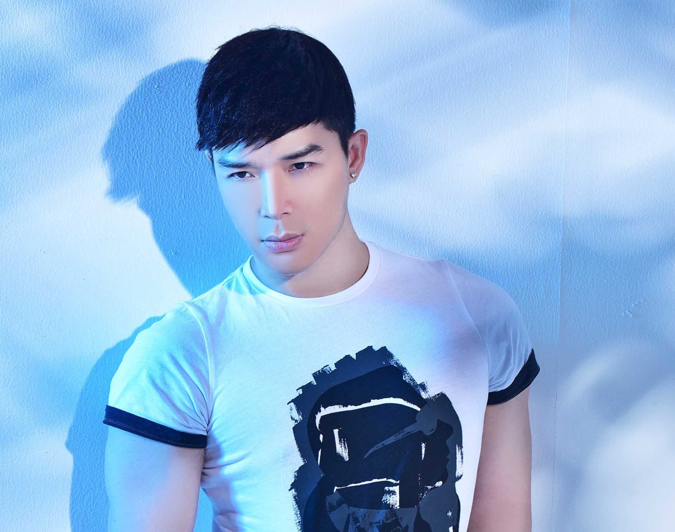 Nathan Lee khoe ao phong hang hieu hinh anh