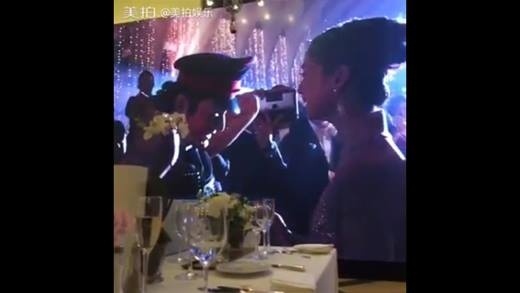 Huynh Hieu Minh nhay Fantastic Baby tang Angela Baby trong dam cuoi hinh anh