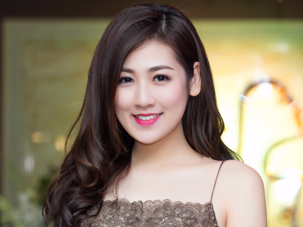 Tu Anh, Huyen My khoe vai tran goi cam hinh anh