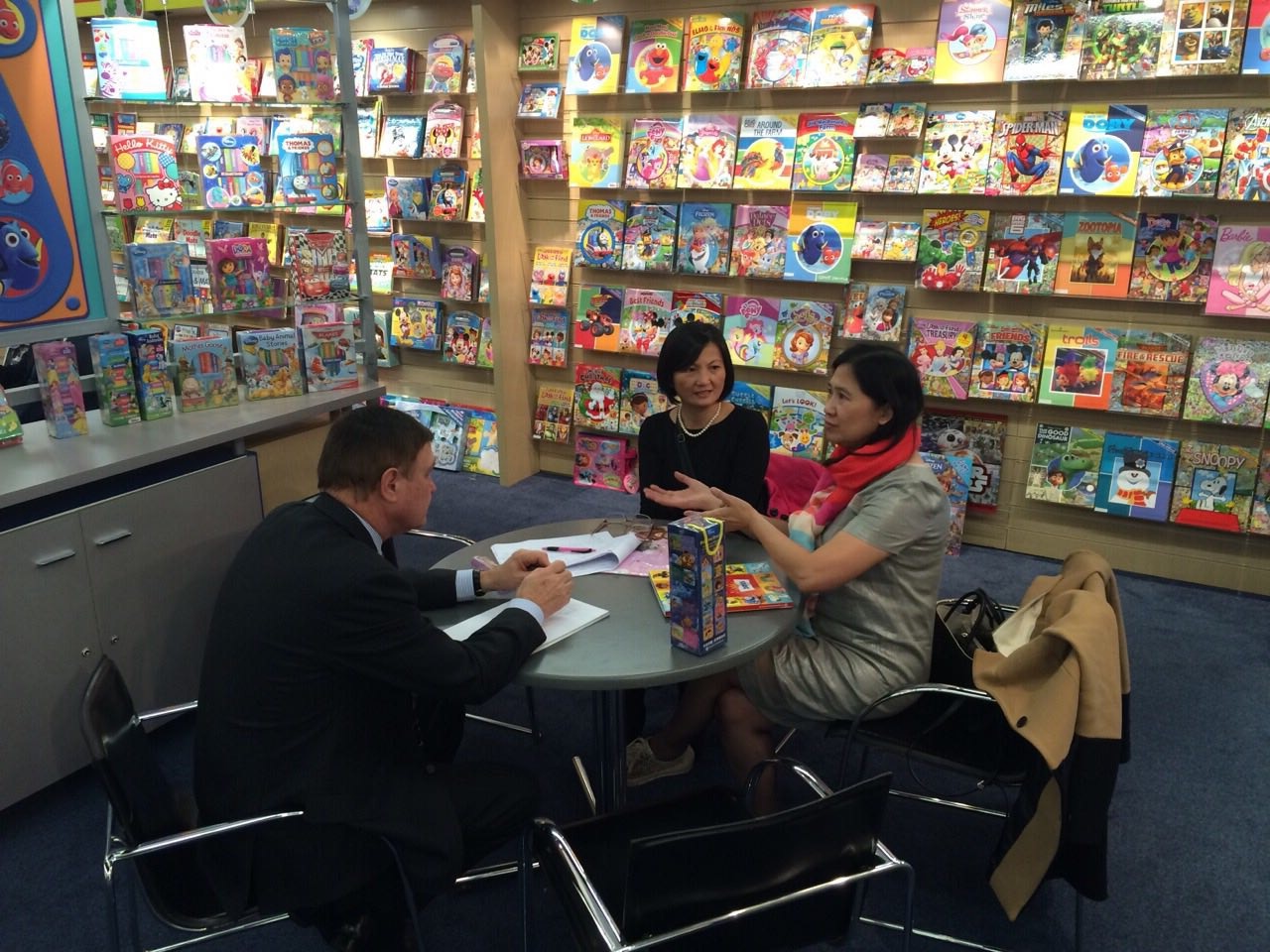 Viet Nam co gian hang lon tai Hoi cho sach Frankfurt hinh anh