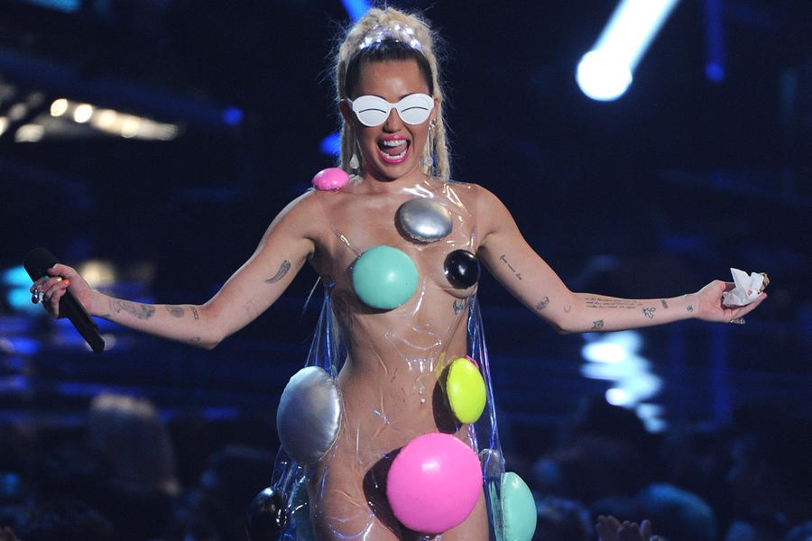 Miley Cyrus len ke hoach to chuc show khoa than hinh anh