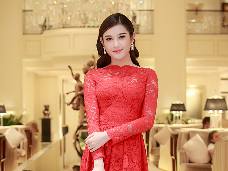 Huyen My dep quy phai voi vay ren do ruc hinh anh