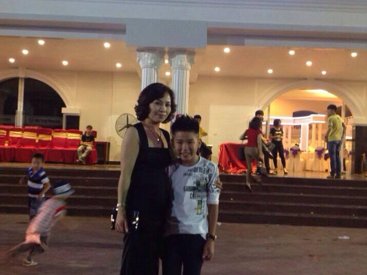 Me Ngoc Duy The Voice Kids xuc dong vi qua 20/10 cua con hinh anh