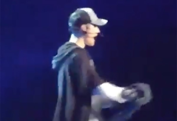 Justin Bieber tuc gian bo show giua chung hinh anh