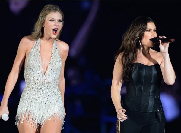 Taylor Swift 'Let it Go' with Idina Menzel hinh anh