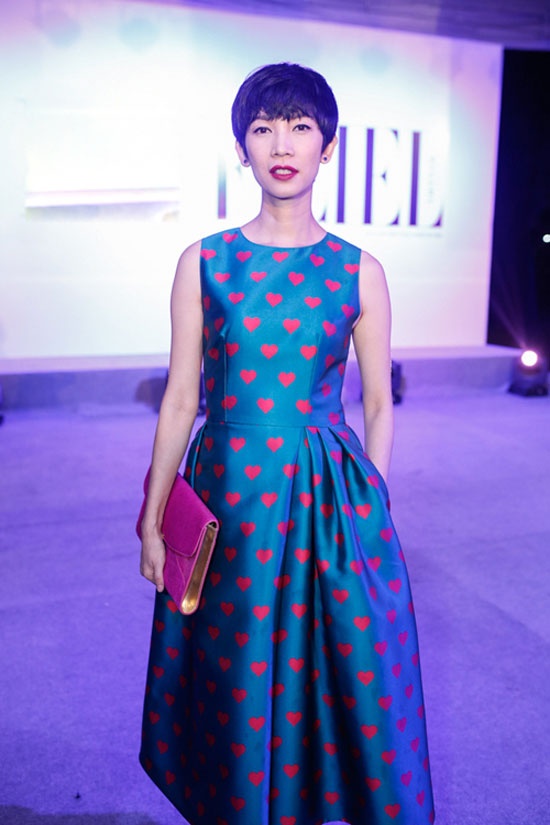 Tham dự một sự kiện gần đây, Xuân Lan trẻ trung và cá tính với váy họa tiết giống đàn em Angela Phương Trinh.