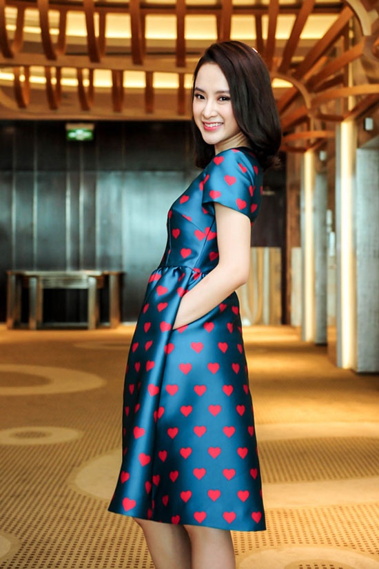 Angela Phương Trinh là một trong những mỹ nhân Việt sành điệu và xinh đẹp  hàng đầu trong showbiz Việt. Mùa thu năm nay, người đẹp 9x khoe dáng dễ  thương với váy họa tiết hình trái tim khi đi tham dự sự kiện.