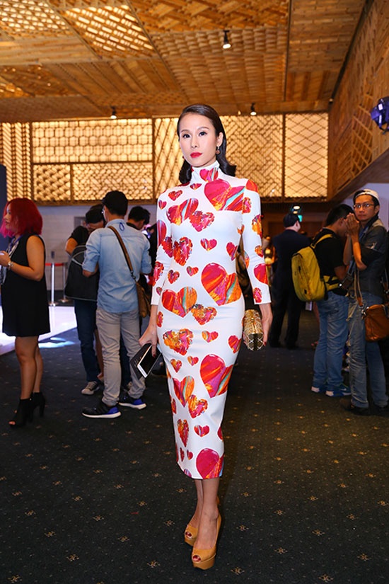 Diện váy liền thân ôm dáng, thiết kế kín đáo nhưng Thái Hà vẫn toát lên được vẻ đẹp quyến rũ của thân hình đường cong chữ S.