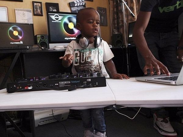DJ 3 tuoi khien ca the gioi kinh ngac hinh anh