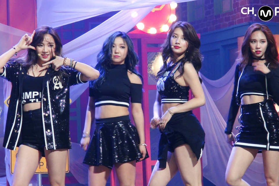 My nhan Kpop khoe than triet de tren san khau hinh anh