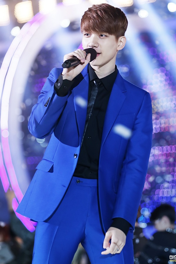 Làn da trắng sáng là lợi thế để Hyuk (VIXX) diện những trang phục nổi bật.