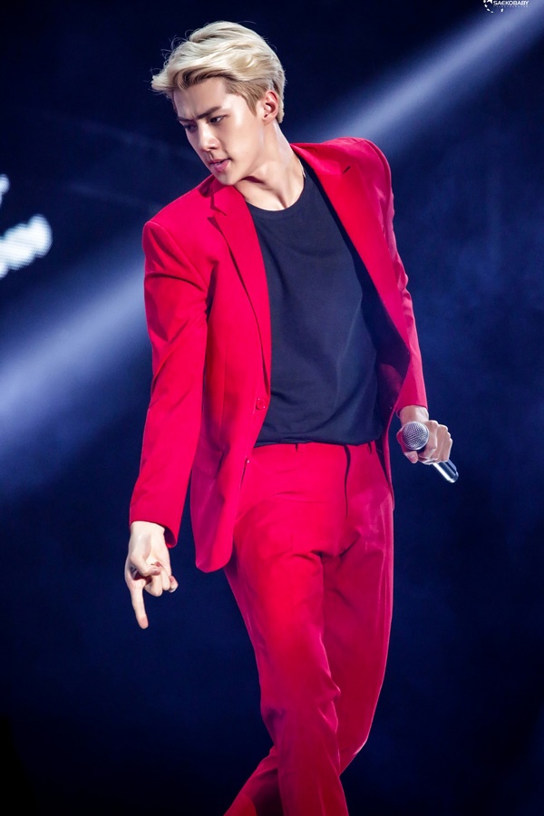 Sehun (EXO) luôn biết cách tận dụng ưu thế chiều cao và dáng người chuẩn qua những set vest nam tính, vừa vặn.