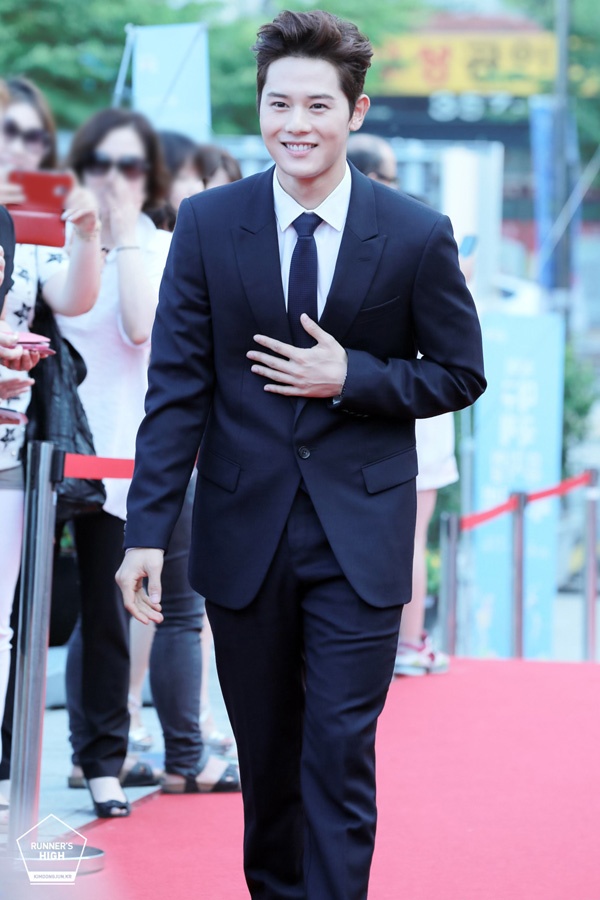 Maknae của ZE:A – Dongjun cực nam tính trong bộ suit tông đen thần thánh.