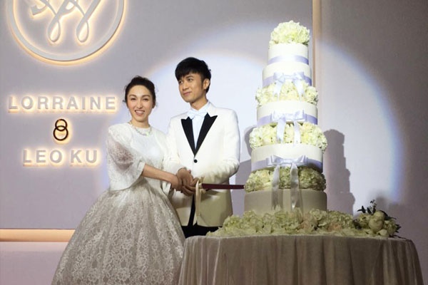 1. Cổ Cự Cơ – Trần Ánh Tuyết Hôm 11/11, hôn lễ lãng mạn như trong cổ tích của chàng diễn viên, ca sỹ Cổ Cự Cơ cùng quản lý Trần Ánh Tuyết khiến nhiều người ngưỡng mộ. Điều đặc biệt là, cặp đôi đã yêu nhau được 20 năm trước khi quyết định tiến tới hôn nhân. Đây là quãng thời gian không hề ngắn, nhất là với những người làm trong ngành giải trí. Trần Ánh Tuyết vẫn luôn âm thầm lặng lẽ ở bên cạnh sắp xếp và lo lắng cho chàng ca sỹ điển trai. Cổ Cự Cơ đã hứa sẽ trọn đời ở bên vợ, đồng thời anh vô cùng trân trọng những gì cô đã dành cho anh.