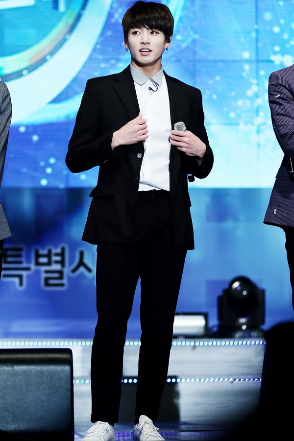 Jungkook (BTS) bảnh bao chẳng thua kém đàn anh.