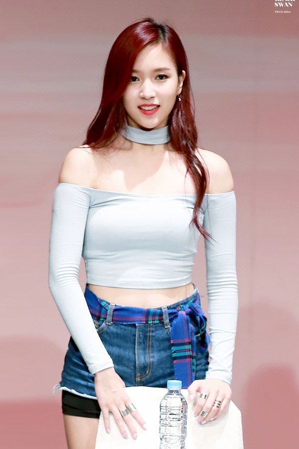 Không những khoe vòng eo thon gọn, đôi chân dài, Mina - thành viên nhóm nhạc tân binh Twice - còn khoe bờ vai quyến rũ.