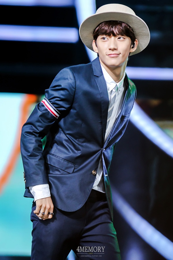 Gongchan (B1A4) tạo kết hợp hài hòa giữa phong cách cổ điển và hiện đại.