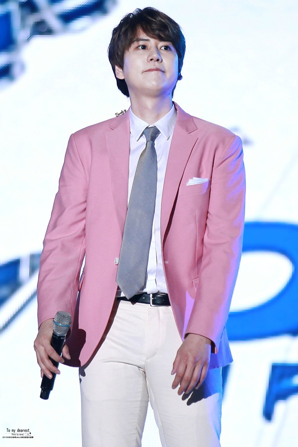 Kyuhyun (Super Junior) luôn gắn liền với hình tượng phong độ, chuẩn mực “trai ngoan” của Kbiz.