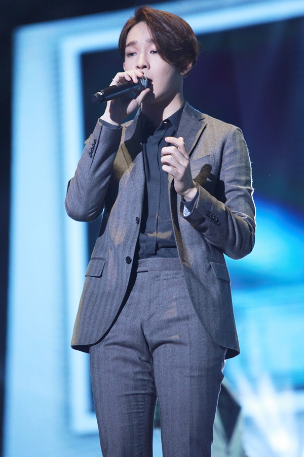 Kiểu tóc lãng tử cùng set đồ sọc trầm giúp Taehyun (Winner) trở nên chín chắn hơn so với lứa tuổi 94.
