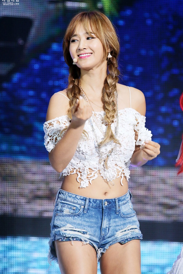 Hình ảnh khỏe khoắn và thân hình nóng bỏng của Yuri (SNSD) trong thời gian quảng bá Party.