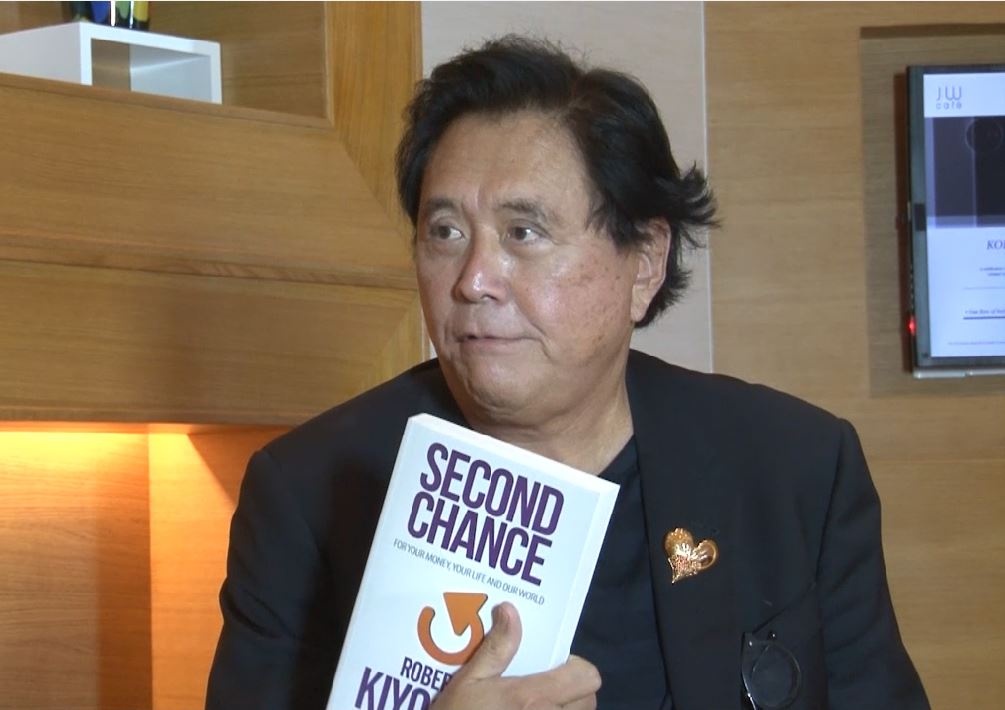 Tac gia 'Cha giau cha ngheo' du doan ve khung hoang kinh te hinh anh