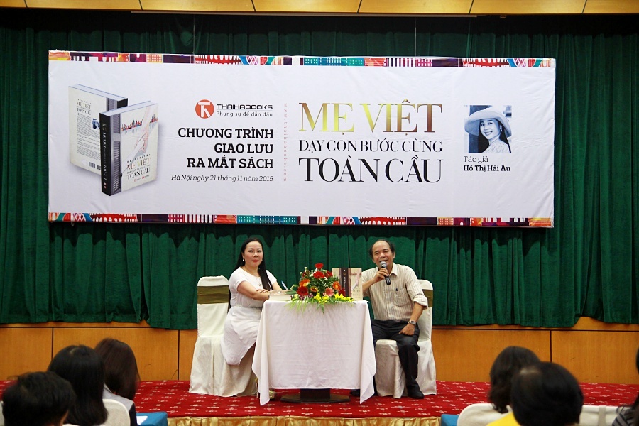 'Me Viet day con buoc cung toan cau': Triet ly day yeu con hinh anh