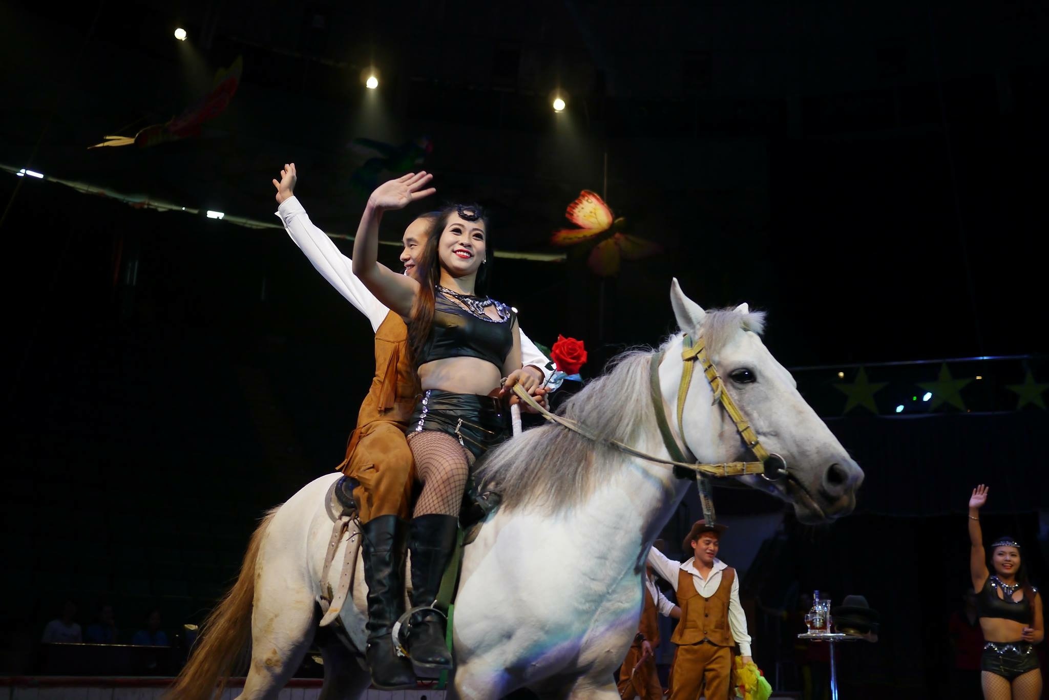 Viet Nam mang hon dan toc di du Lien hoan xiec tre hinh anh