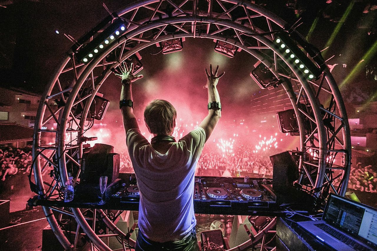 Cong nghe anh sang MYO ARMBAND trong show dien cua Armin Van Buuren hinh anh