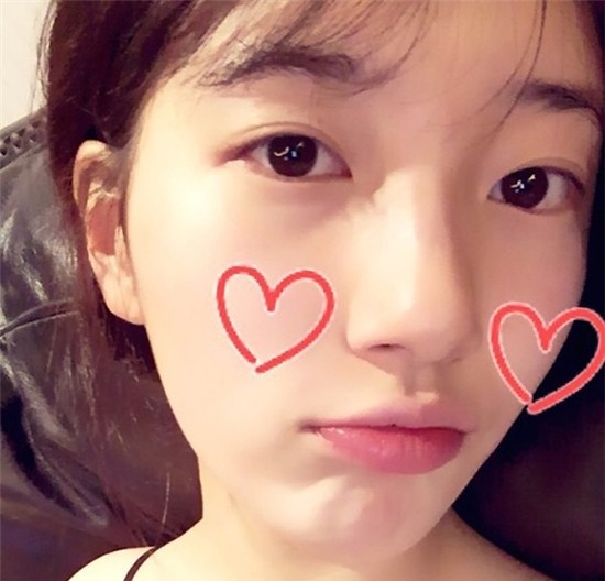 Suzy tự tin khoe gương mặt không son phấn.