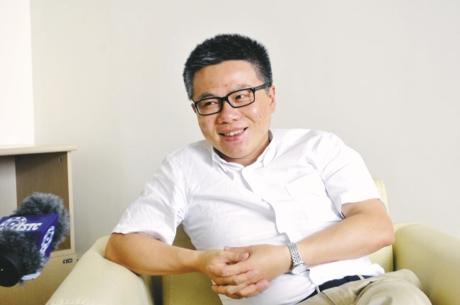 GS Ngo Bao Chau dich sach van hoc noi tieng hinh anh