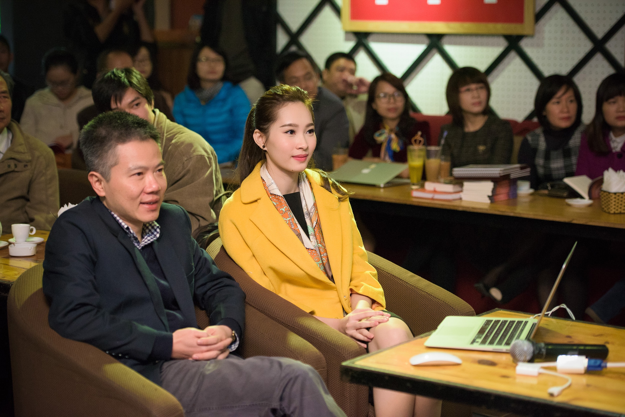 Hoa hau Thu Thao rang ro den ra mat sach cua GS Ngo Bao Chau hinh anh