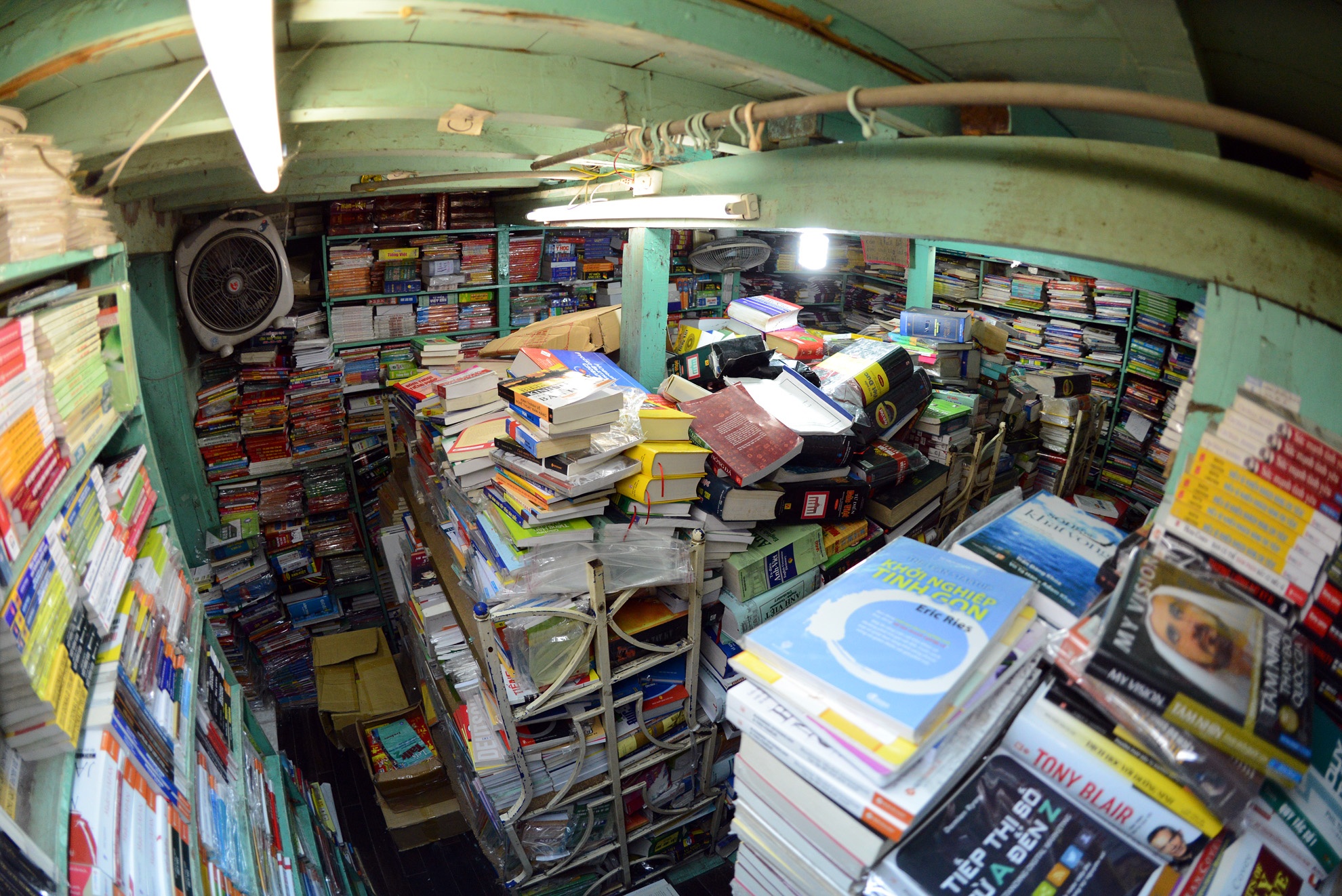 Kho sach rong hang tram met vuong gan Bo Ho hinh anh