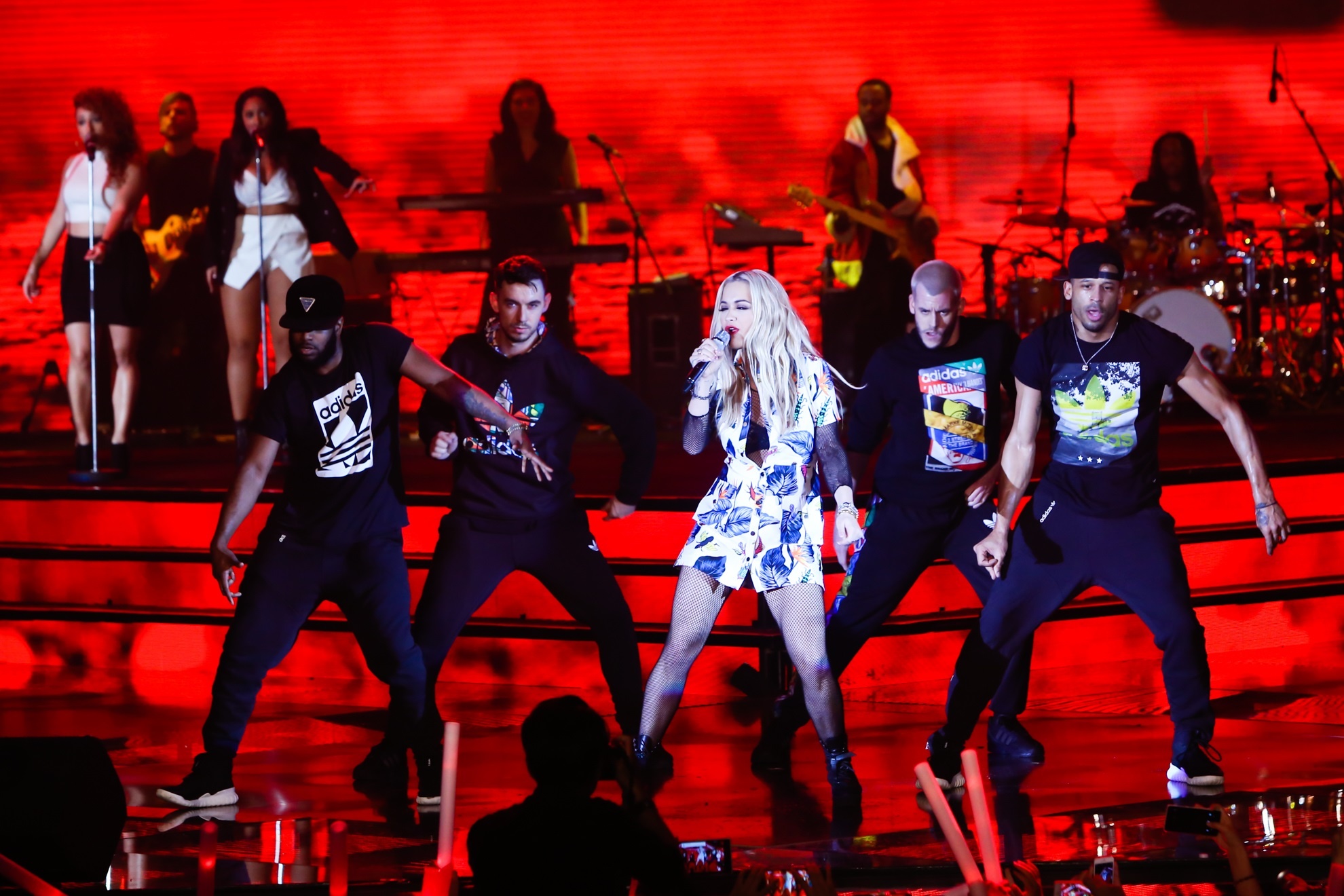 Rita Ora chay het minh tren san khau voi khan gia Viet hinh anh