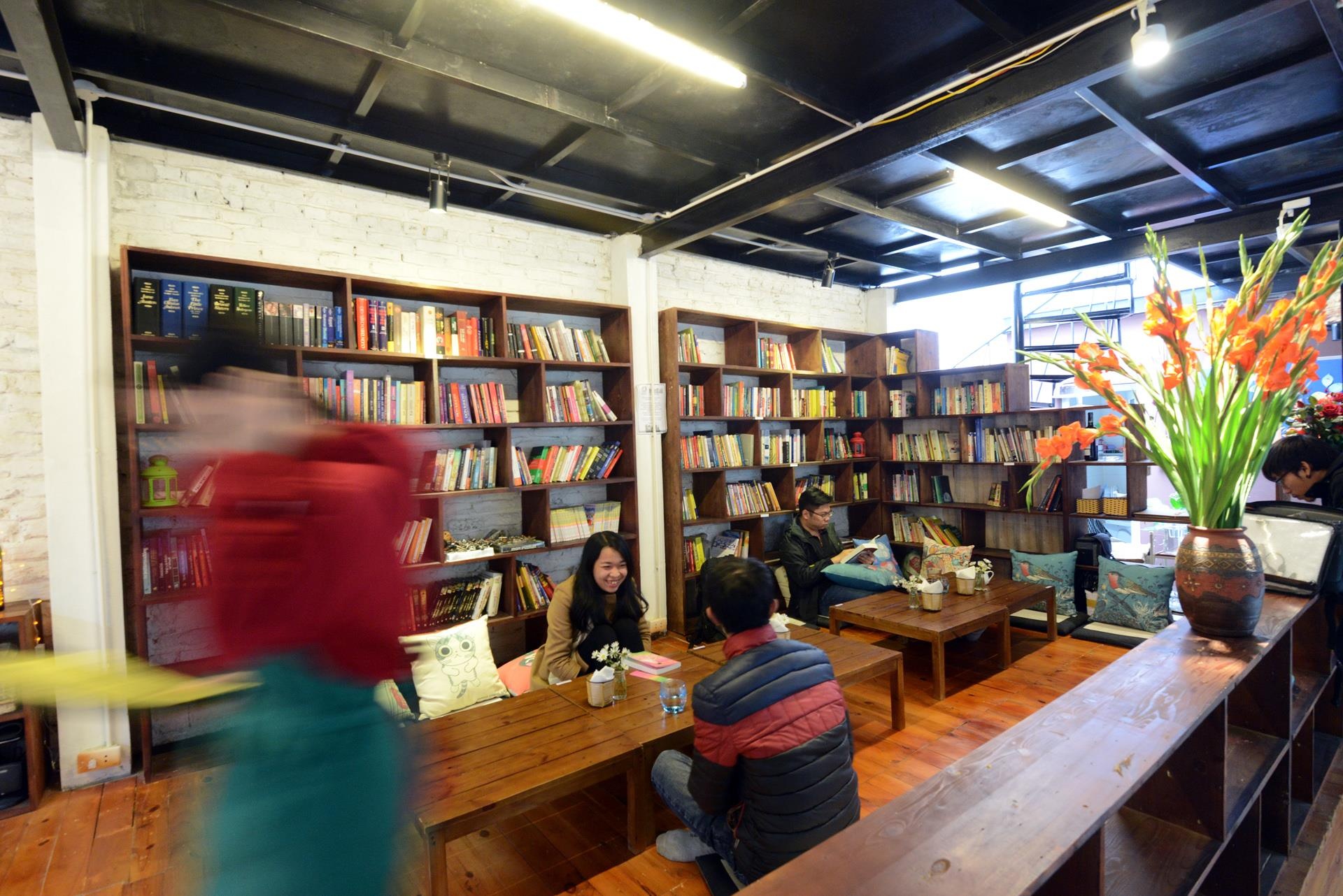 Khong gian sach giua pho 'cam do' hinh anh