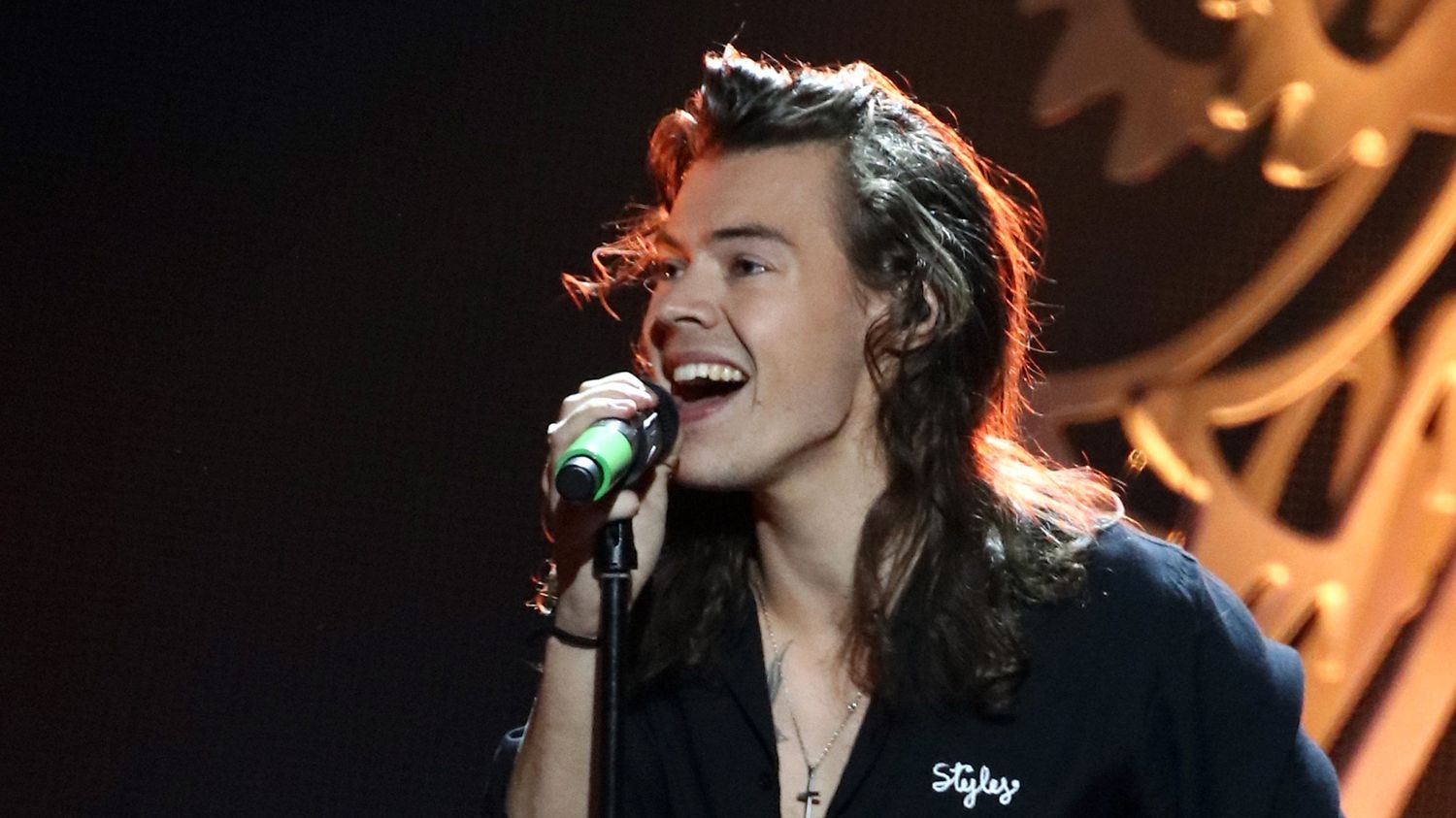 Harry Styles tung 4 ca khuc solo nhan dip nam moi hinh anh