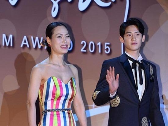 Nhung trang phuc xau nhat cua sao Han tren tham do nam 2015 hinh anh