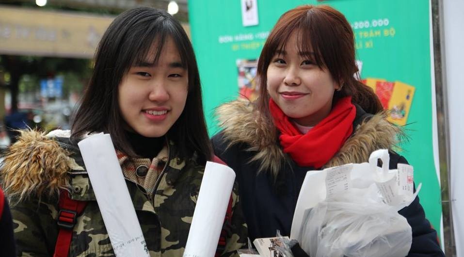 Doc gia Ha Noi doi mua ret tham gia le hoi don kho sach hinh anh