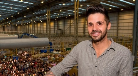 Quan quan X Factor roi vong tay Simon Cowell hinh anh