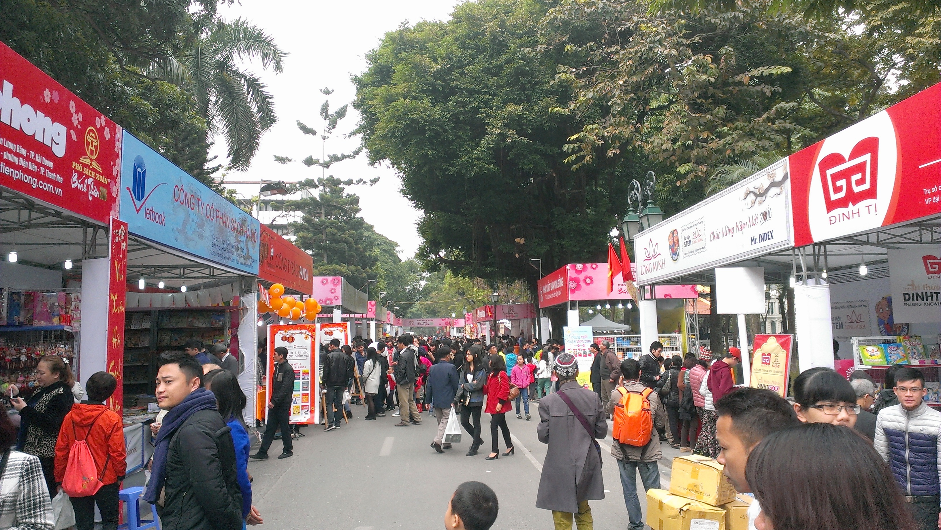 Pho sach xuan 2016 tran ngap sach thieu nhi hinh anh