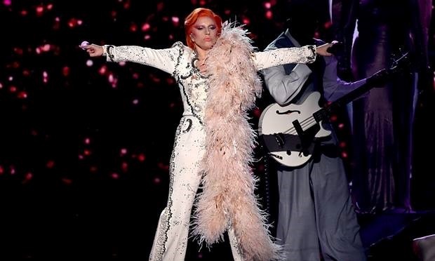 Chum ca khuc tuong nho David Bowie (Grammy 2016) - Lady Gaga hinh anh