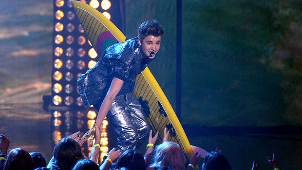 10 lan xuat hien an tuong cua Justin Bieber tai le trao giai hinh anh