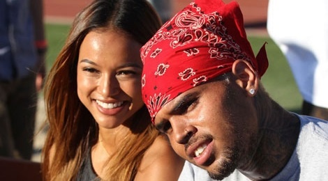 Chris Brown cau xin ban gai goc Viet quay lai bang am nhac hinh anh