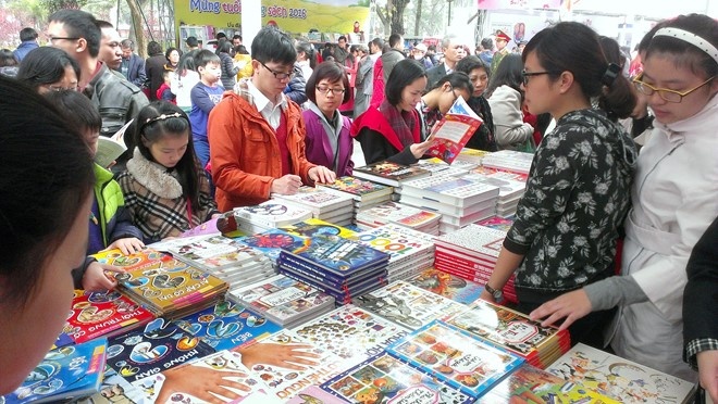 Nhieu chuong trinh giam gia tai Hoi sach xuan 2016 hinh anh