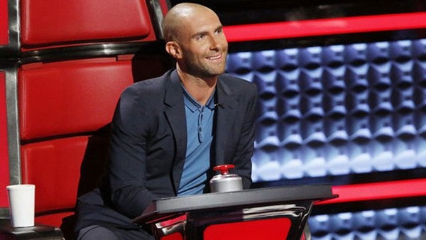 Adam Levine roi ghe nong The Voice ve ben gia dinh hinh anh