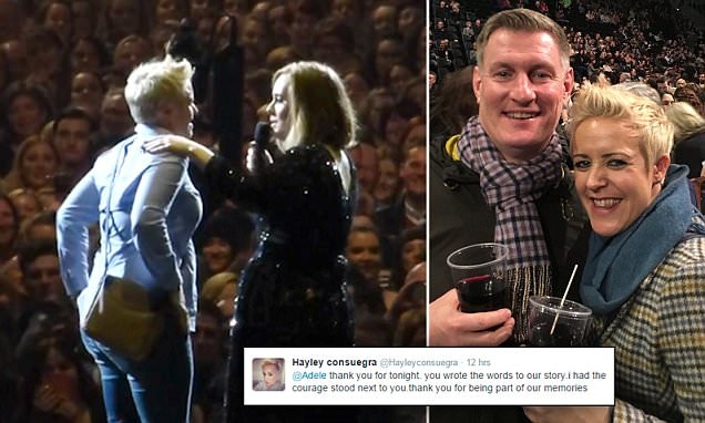 Adele bat ngo khi cap doi khan gia cau hon ngay tai concert hinh anh