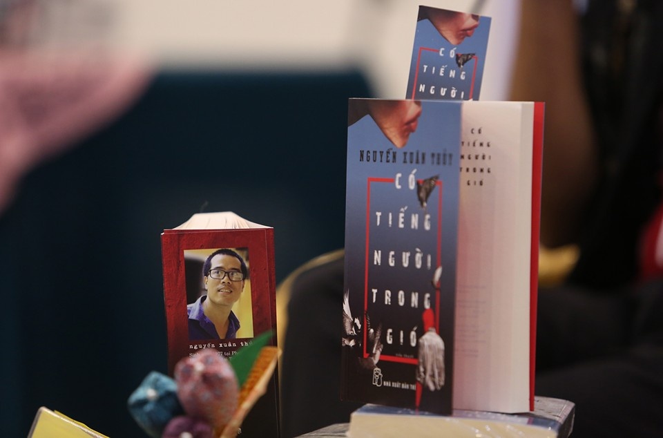 Nan bat coc tre, buon noi tang vao sach Nguyen Xuan Thuy hinh anh