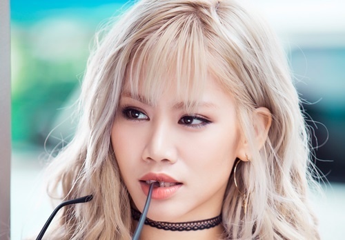 Yen Le The Voice sua mui bang tien hat dam cuoi hinh anh