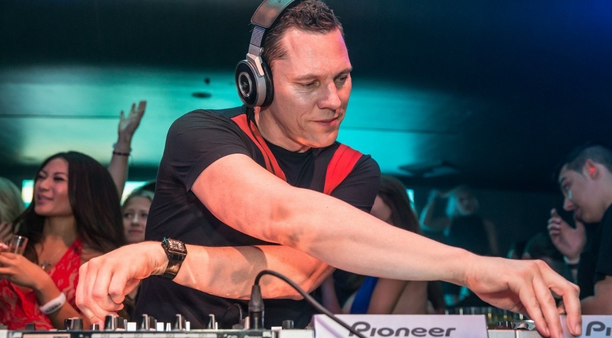 DJ Tiesto mo hang thu am rieng ve EDM hinh anh
